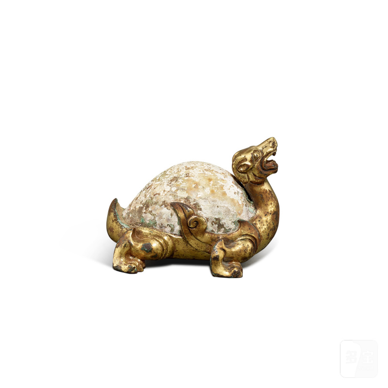 An archaic gilt-bronze and cowrie shell stag-form 'mythical beast' weight, Western Han dynasty | 西漢 銅鎏金嵌貝辟邪席鎮 - 图3